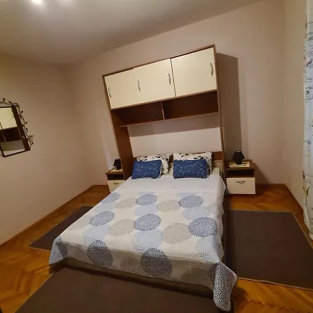 Apartment Rosa Rossa 8 *